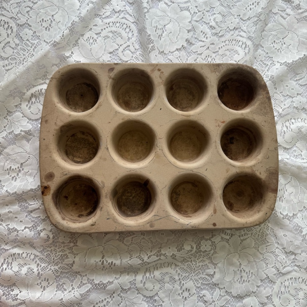 The Pampered Chef 12 Muffins Cupcake Family Heritage Stoneware Classics Pan USA